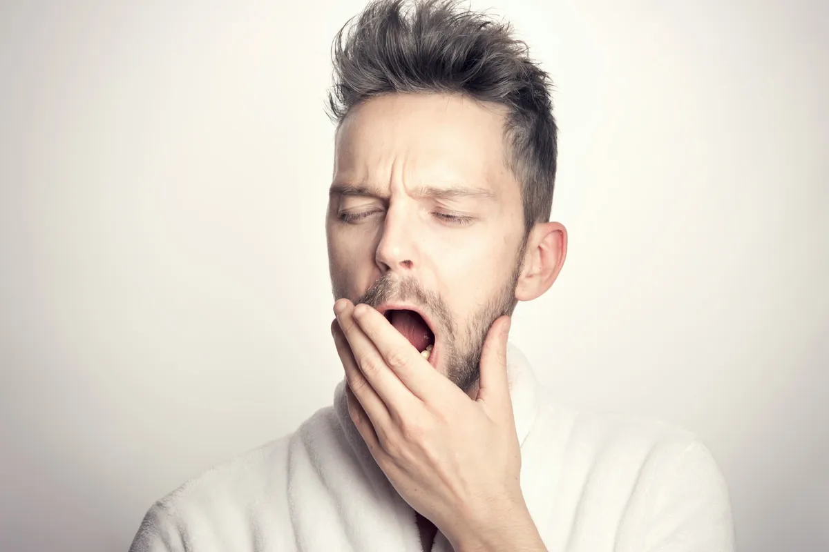 Un homme fatigué à cause du manque de sommeil