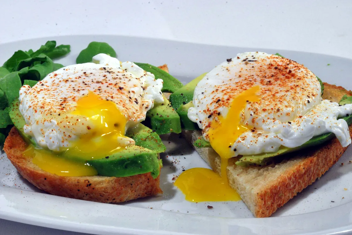 des toasts aux oeufs et avocats