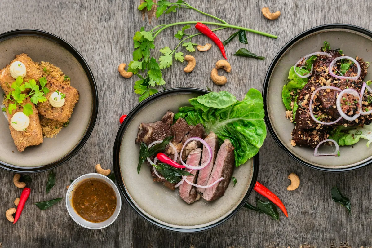 Des plats de nourriture équilibrée